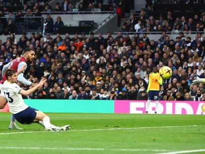 Douglas Luiz marca el segundo gol del Aston Villa ante el Tottenham este domingo.
