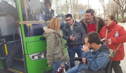 El Langui, junto a los miembros de la asociación Sí Se Puede San Martín de la Vega, este lunes en esta localidad madrileña.