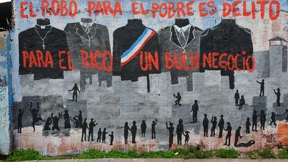 Pintura mural y grafitis en el barrio marginal La Pincoya, en Santiago de Chile, donde artistas expresan sus ideas sobre la paz, el desarme y el rechazo a las diversas formas de violencia en la capital chilena. Imagen de julio de 2017.