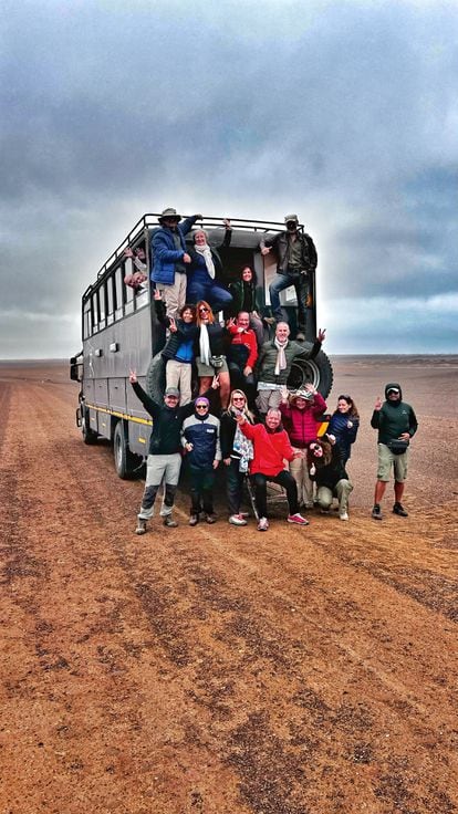 El grupo de El País Viajes, organizado por Paco Nadal, en la Costa de los Esqueletos (Namibia).