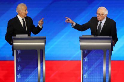 Joe Biden y Bernie Sanders, durante el debate demócrata en New Hampshire.
