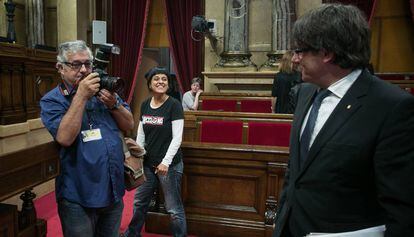 Gabriel (CUP) y Puigdemont, durante un receso.