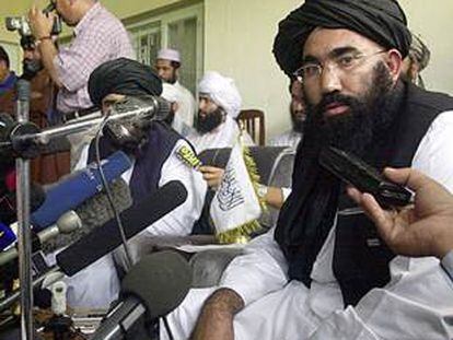 Abdul Salam Zaeef, embajador del régimen talibán en Pakistán, advierte en rueda de prensa que su Gobierno está preparado para un ataque de EE UU.
