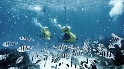 Motos submarinas en la isla de Bora Bora, en la Polinesia Francesa.