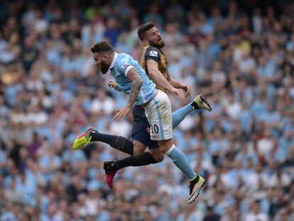 Otamendi y Giroud chocan en el aire en el Manchester City-Arsenal de la pasada jornada