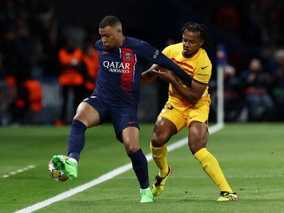 Mbappé ante Koundé, en el duelo de ida entre el PSG y el Barcelona en París.