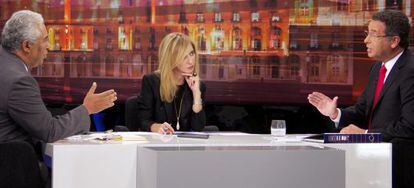 De izquierda a derecha, Antonio Costa, la periodista Judite de Sousa y Antonio Seguro, durante el debate en TVI.