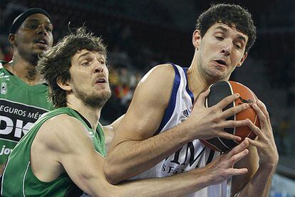 El ala- pívot del Real Madrid Nikola Mirotic, controla el balón ante Dmitry Flis, del DKV Juventut