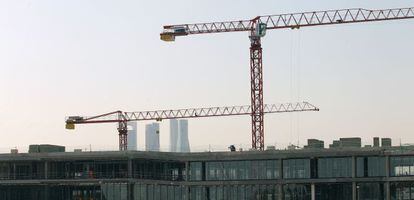Construcci&oacute;n de edificios en el entorno de Las Tablas en Madrid.