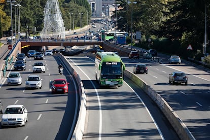 Tráfico en la A-6, a la altura del puente ubicado en Ciudad Universitaria, en Madrid.