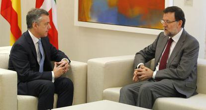 Rajoy (derecha) conversa con Urkullu, hoy en La Moncloa.
