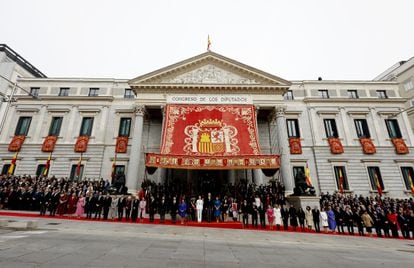 La Familia real y resto de autoridades, a las puertas del Congreso esperan el inicio de la parada militar tras la jura de la Constitución por parte del princesa de Asturias. 