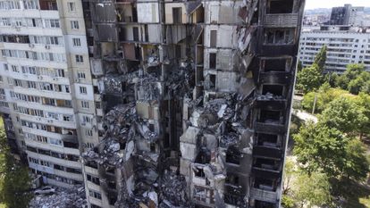 Edificio destruido por los ataques rusos en el barrio Saltivka, en las afueras de la ciudad ucrania de Járkov, el pasado 14 de junio.
