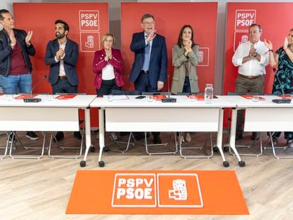 El presidente valenciano en funciones y secretario general del PSPV-PSOE, Ximo Puig, es recibido con un cerrado aplauso en el comisión ejecutiva nacional, celebrado este martes en la sede del partido en Valencia.