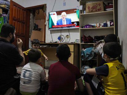 Miembros de una familia palestina siguen el jueves desde Gaza el discurso del presidente palestino, Mahmud Abbas