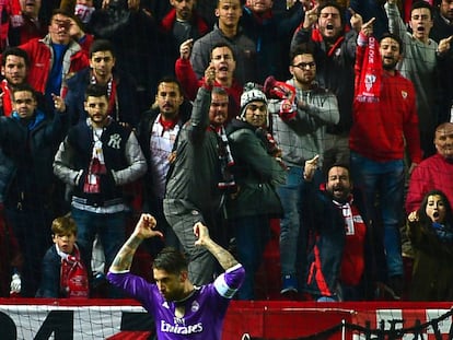 Ramos dedica un gesto a la grada que le increpa.