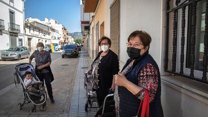 Vecinas de Benifairó de la Valldigna, el pasado viernes.