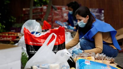 Miembros de la ONG Cesal preparan alimentos y productos básicos de higiene para ser distribuidos a familias vulnerables.