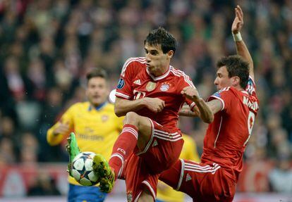 Javi Martínez chocando con Mario Mandžukić durante el partido de vuelta de los octavos de final de la Champions entre el Bayern de Múnich y el Arsenal.