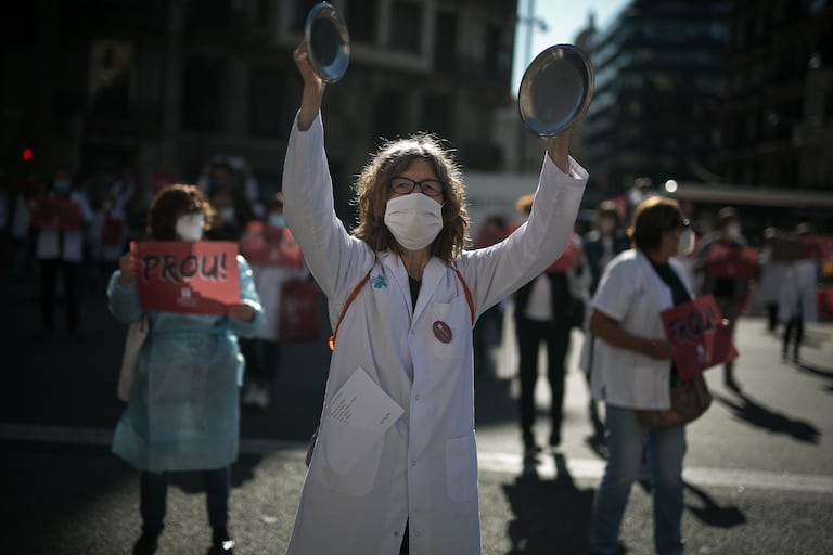 Médicos de atención primaria protestan delante del ICS, en Barcelona.