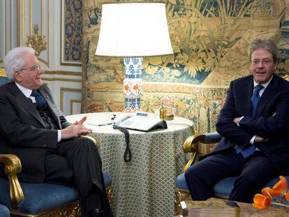 El presidente de Italia, Sergio Mattarella (izq.) habla con el primer ministro,  Paolo Gentiloni en el palacio presidencial en Roma este jueves. 