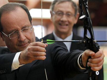 El presidente franc&eacute;s Fran&ccedil;ois Hollande practica con el arco durante su visita al Instituto Nacional F&iacute;sico y de Educaci&oacute;n 