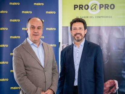David Martínez (izquierda) y Josep Guasp, consejeros delegados de Makro y Pro a Pro, este miércoles en la rueda de prensa en una foto distribuida por las empresas.