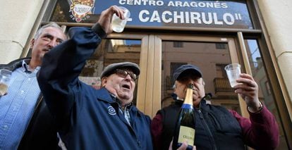 Socios del centro cultural aragonés El Cachirulo, de Reus (Tarragona) celebran haber ganado el Gordo.