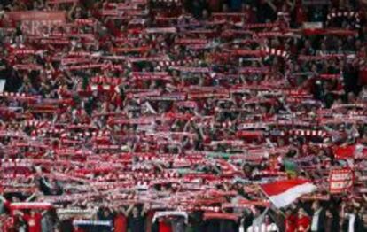 Aficionados del Bayern de Munich apoyan a su equipo durante su enfrentamiento con el Manchester United en cuartos de la Champions League.
