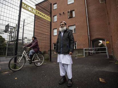 Muhammad Aslam, a las puertas de uno de los guetos más famosos de Copenhague.