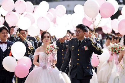 Las parejas gais de Taiwán esperaron durante décadas para que la ley reconociese como legítimas sus uniones matrimoniales, un paso que la isla dio a mediados de mayo del año pasado. En la imagen, un momento de la ceremonia.