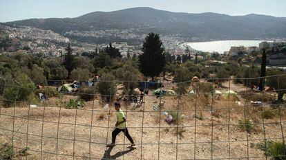 El campamento a 200 metros de Vathy (Grecia) se construyó para albergar 700 personas, pero aloja cuatro veces ese número de refugiados.