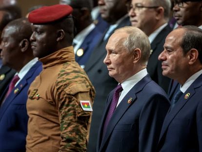 El capitán Ibrahim Traoré, presidente de Burkina Faso, y el líder ruso Vladimir Putin, junto al egipcio Al Sisi, durante la cumbre África-Rusia del pasado 28 de julio en San Petersburgo.