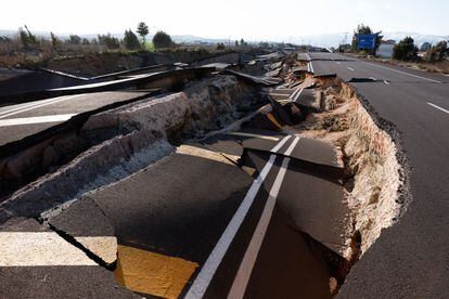 Una sección de la carretera D420 dañada por el terremoto en Demirkopru (Turquía), este miércoles.