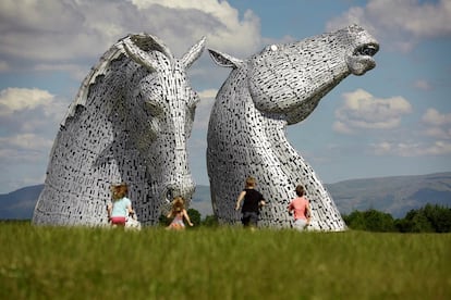 Dos esculturas equinas de 30 metros de altura y 300 toneladas de peso cada una custodian en Falkirk la entrada al canal Forth y Clyde, que atraviesa, a lo largo de 56 kilómetros, las Tierras Bajas escocesas. The Kelpies es obra del artista Andy Scott y cada pieza está compuesta por 928 láminas de acero inoxidable. Se trata de un homenaje al robusto caballo de tiro escocés, elemento esencial en el progreso económico y la modernización de esta región británica durante el siglo pasado, como principal medio de locomoción para las barcazas que surcaban la vía fluvial junto a la que se levantan, en el parque The Helix. Hay rutas guiadas para conocer su historia y visitar su interior (thehelix.co.uk).