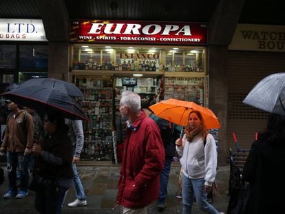 Varias personas pasan delante de un estanco en Gibraltar el pasado domingo.