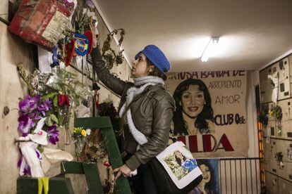 Una fan&aacute;tica de Gilda deja una ofrenda en su tumba en el cementerio de Chacarita, Buenos Aires.