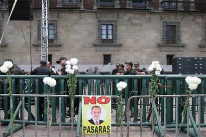 En la imagen, policías custodian la plaza del Zócalo en Ciudad de México.