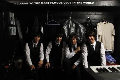 The Cavern Club Beatles en el camerino de la sala, momentos antes de su actuación, que sirvió el miércoles de apertura de la International Beatle Week.