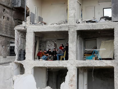 Una familia en Alepo toma el té en lo que queda de un edificio afectado por el terremoto.