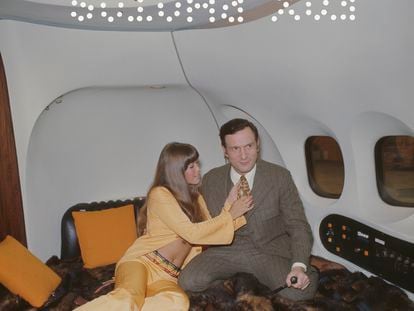 Hugh Hefner despega del aeropuerto de Londres a bordo de su avión privado, el 'Big Bunny', junto a su novia Barbi Benton, en julio de 1970.