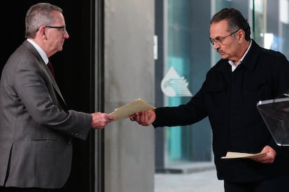 Bob Pérez, vicepresidente de Baker en América Latina, entrega a Octavio Romero, titular de Pemex, el resultado de la auditoria.