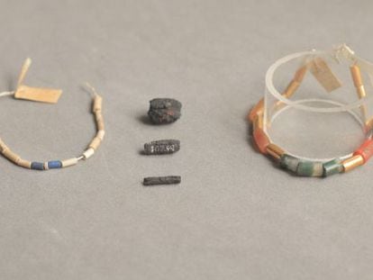 Cuentas de collar hechas de hierro de meteorito, de hace 5.000 a&ntilde;os y descubiertas en Egipto, junto con las piezas de lapisl&aacute;zuli, &aacute;gata y oro con las que estaban originalmente engarzadas.