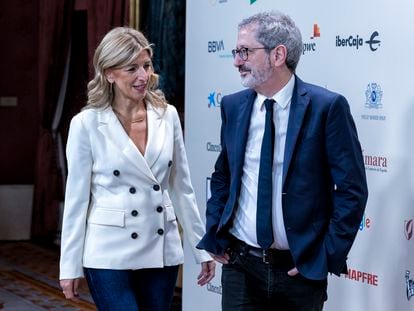 Yolanda Díaz y Carlos Martín Urriza, este miércoles en la celebración del 45º aniversario de Cinco Días en el Teatro Real de Madrid.