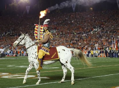 La mascota del equipo de fútbol americano de Florida recorre a caballo el campo de juego.