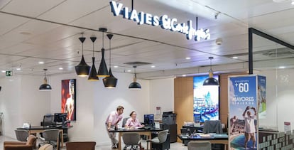 Trabajadores en una oficina de Viajes El Corte Inglés.