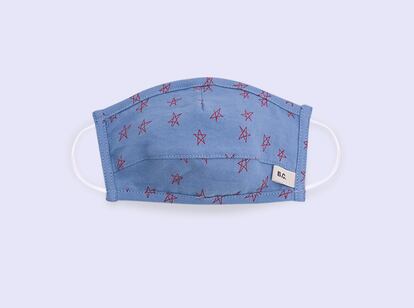Bobo Choses ha creado una pequeña colección de mascarillas para pequeños y mayores con sus sugerentes estampados y colores como protagonistas. La marca ha diseñado tres tallas para niños y una para adulto y las mascarillas cuentan además con filtros que pueden ser reutilizados. Son además solidarias pues, por cada una que se compre se dona otra a familias necesitadas. Tienen un precio de 15 euros.