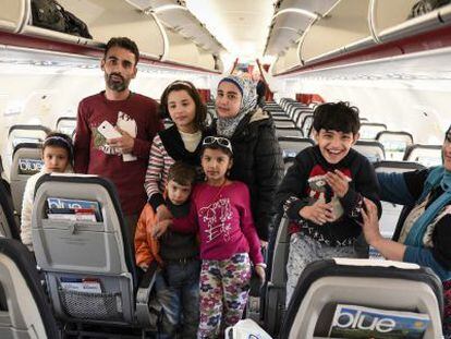 Fotografía facilitada por el Gobierno griego de una de las familias de refugiados trasladadas de Atenas a Luxemburgo.