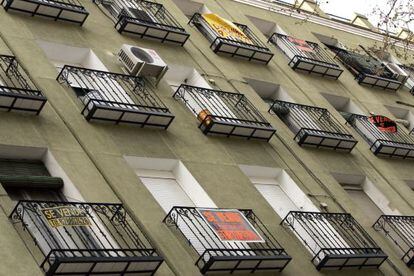 Carteles de viviendas en venta en Madrid.