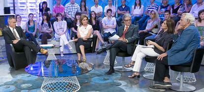 A la izquierda, Jordi González, presentador de <i>La noria,</i> con algunos de sus tertulianos habituales.